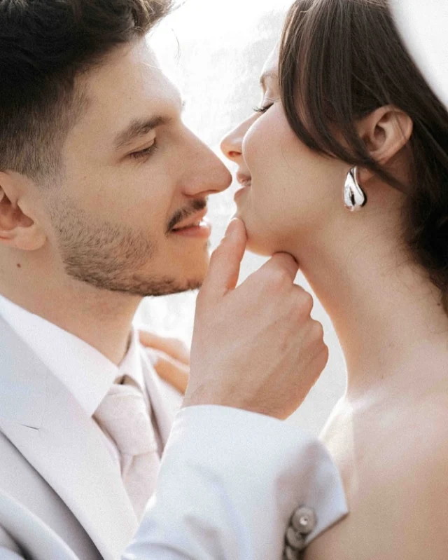 There’s a quiet kind of magic in the way two souls meet on their wedding day … in the soft brushes of fingertips, the unspoken promises between gentle kisses, and the stillness that holds it all. 

#wedding #weddingphotography #photography #elopement #destinationwedding #photo #photographer #weddingday #lovestory #details #voguewedding #forever 

Host: @m.e.studioofficial
Wedding Planner: @lunachiara.events
Decoration: @allabout_yourday
Styling: @makeup_eminas
Outfits: @kleid_irvalda @teller_herrenmode_wien
Catering: @cincin.aperitivo @cincin.mobilebars
Menu: @byviolali
Couple: @sara_sekulic @alex_pnd7